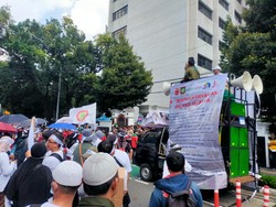 Pekerja RS Haji Geruduk Kemenag, Protes Gaji Dipotong-Pensiun Tak Dibayar