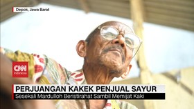 VIDEO: Kisah Mardulloh, Penjual Sayur Keliling