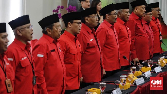 PDIP belum menentukan sikap apakah akan bergabung dengan koalisi Prabowo Subianto atau menjadi oposisi seperti yang diklaim Ganjar Pranowo.