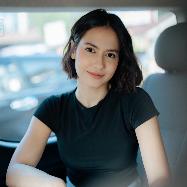 <p>Pevita Pearce tampil lebih elegan dengan potongan pendek. Sebelumnya, ia selalu terlihat feminin dengan gaya rambut panjang. Potretnya ketika memamerkan senyum manis langsung diserbu oleh netizen. "Cewek <em>short hair</em> emang bikin naksir senyum manis bagaikan gula pasir," ucap @puteraad*** (Foto: Instagram @pevpearce)</p>