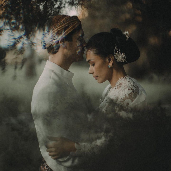 <p>Kabar ini diumumkan langsung pada laman Instagram keduanya. Dalam unggahan tersebut, Adinia dan Michael terlihat mengenakan busana pernikahan putih dengan nuansa adat Jawa. "A - M - 9th Junie 2023," tulis Adinia sebagai keterangan fotonya. (Foto: Instagram: @adiniawrst)</p>