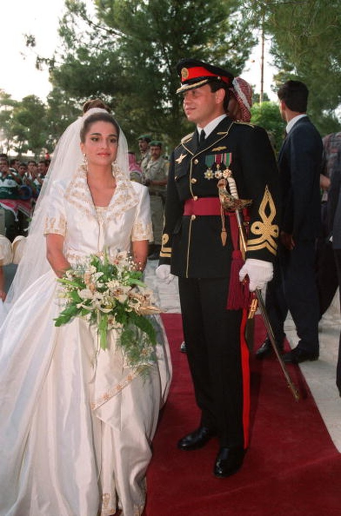 Ratu Rania menikah dengan Raja Abdullah yang saat itu masih berstatuskan Putra Mahkota, pada 10 Juni 1993. Ia mengenakan gaun mewah karya desainer Inggris Bruce Oldfield.Foto: AFP via Getty Images/RABIH MOGHRABI