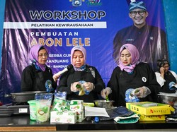 Relawan Sandiaga Beri Pelatihan Pembuatan Abon Lele di Bandung Barat