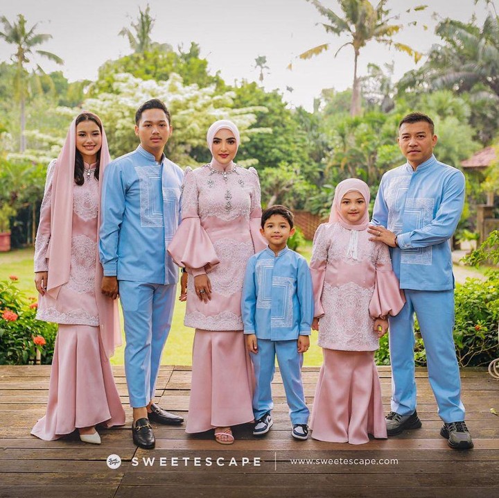 <p>Di kesempatan itu, Sarah Menzel juga tampil anggun dalam balutan kerudung berwarna pink yang senada dengan busananya. Penampilan tersebut sontak menjadi sorotan warganet. (Foto: Instagram @ashanty_ash)</p>
