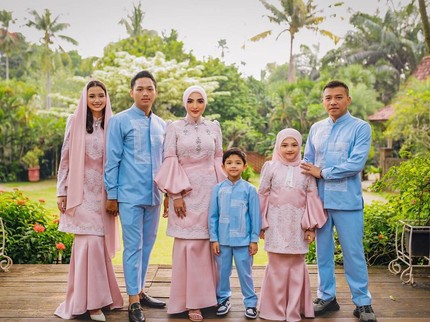 Anggun! 5 Potret Penampilan Sarah Menzel di Pengajian 4 Bulanan Aurel yang Jadi Sorotan
