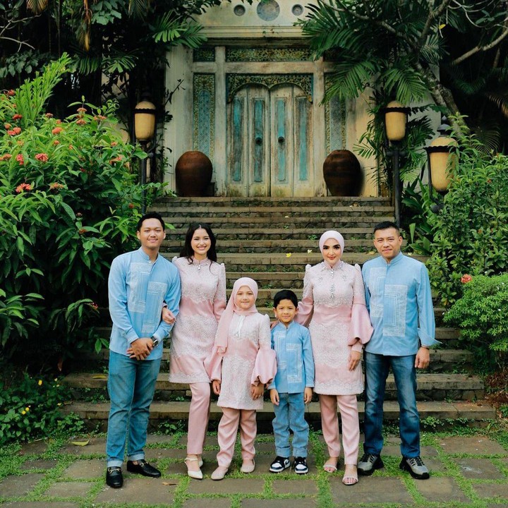 <p>Sejak buka-bukaan mengenai hubungan mereka, pasangan ini sering memperlihatkan potert kebersamaan. Sarah juga kerap hadir di acara keluarga Azriel, seperti yang ia lakukan baru-baru ini. (Foto: Instagram @ashanty_ash)</p>