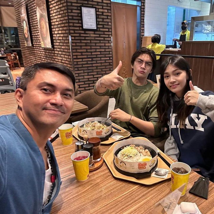 <p>Selain bersama Sasi, Anjasmara juga sering mengajak putranya melakukan <em>quality time</em>, nih. Banyak orang menilai Anjasmara terlihat seperti kakak mereka.<em> "Kek abang sama adek2nya yaa, sangking awet mudanya si aa,"</em> ucap @betsebashaw*** (Foto: Instagram @anjasmara)</p>