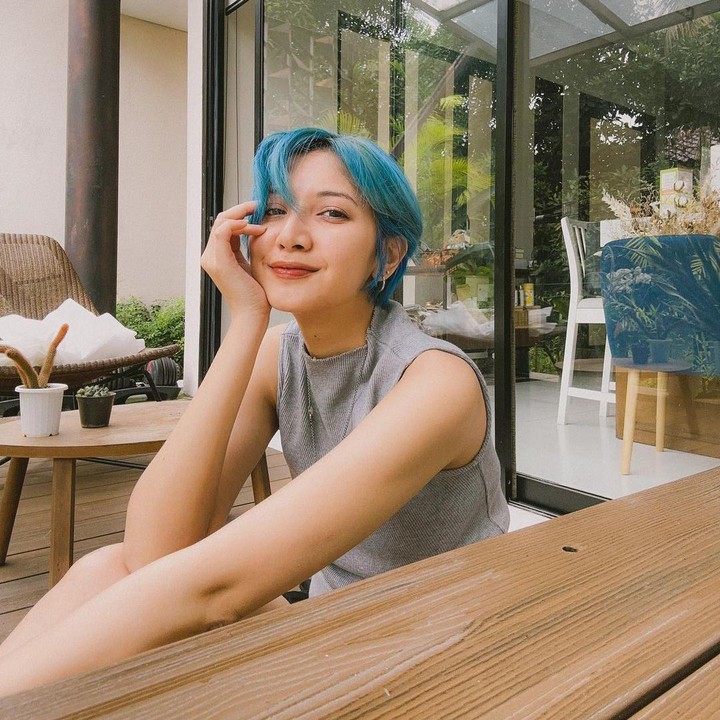 <p>Sheila Dara dikenal tak ragu tampil nyentrik. Istri Vidi Aldiano itu menerapkan gaya rambut pendek yang diwarnai dengan warna terang. Penampilan itu mambuat Sheila disebut terlihat seperti karakter anime, Bunda.<em> "Cantik kek Ryo di anime bocchi the rock,</em>" komentar @taa*** (Foto: Instagram @sheiladaisha)</p>