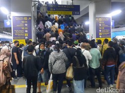 Curhat Anker di Stasiun Manggarai soal Gapeka 2023: Kereta Semakin Penuh