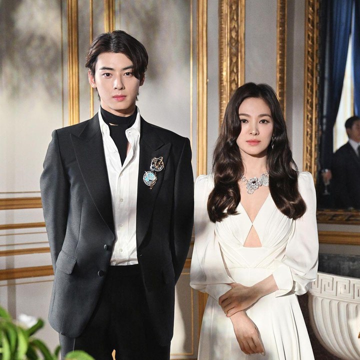 <p>Song Hye Kyo dan Cha Eun Woo ternyata baru menghadiri event yang sama nih, Bunda. Keduanya memenuhi undangan dari brand Chaumet di Paris. (Foto: Instagram@kyo1122)<br /><br /><br /></p>