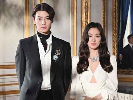 5 Potret Song Hye Kyo dan Cha Eun Woo di Paris, Elegan Bak Bangsawan