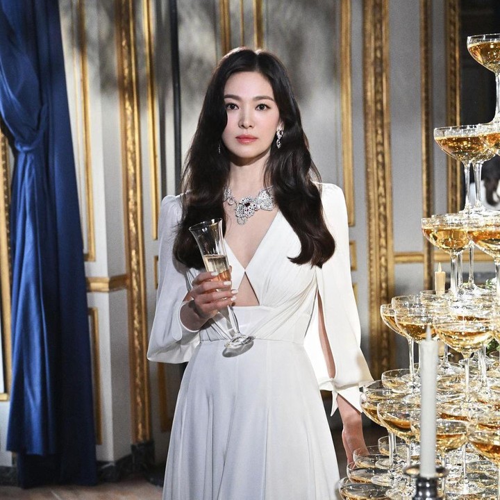 <p>Potret-potret tersebut juga mendapat banyak komentar dari masing-masing penggemar. Di akun Song Hye Kyo, bintang drakor<em> The Glory</em> ini disebut menawan dengan kecantikannya yang tak luntur di usia 41 tahun. "Stunning! Love," ujar akun @letty***. (Foto: Instagram@kyo1122)</p><p></p>