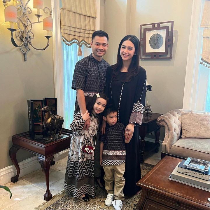 <p>Kita doakan, semoga rumah tangga pasangan ini selalu dilimpahi kebahagiaan dan sehat selalu, ya. (Foto: Instagram @nsyakieb85)</p>