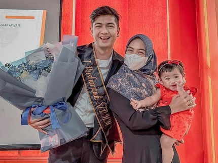 5 Potret Ria Ricis Dampingi Sidang Tesis Sang Suami Teuku Ryan, Lulus Cum Laude