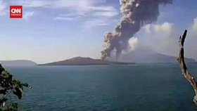VIDEO: Penampakan Gunung Anak Krakatau Muntahkan Abu Setinggi 3 KM