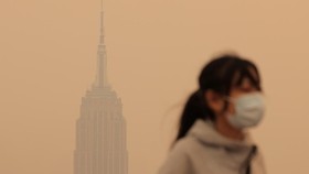 FOTO: Warga New York 'Tercekik' Kabut Asap Kebakaran Hutan Kanada