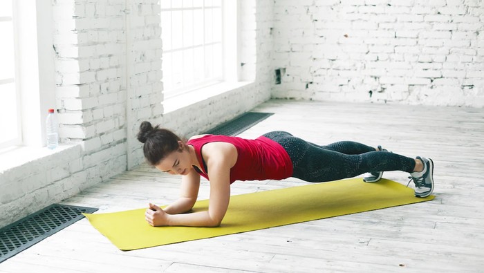 Kebanyakan Duduk Bikin Nyeri Pinggang? Coba 3 Olahraga Mudah Ini untuk Mencegahnya!