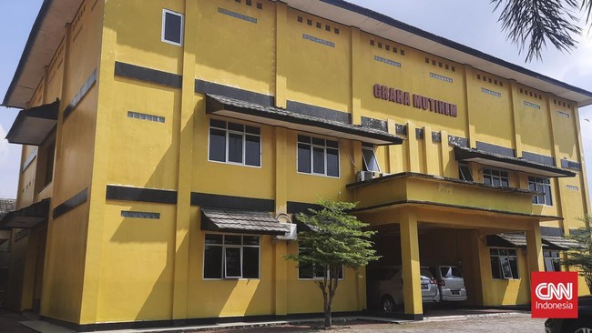 STIE Tribuana Bekasi sepi setelah Kemendikbudristek mencabut izin operasional kampus itu. Kampus meminta mahasiswa mengembalikan uang beasiswa.