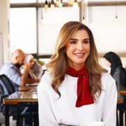 Inspirasi Tampil Anggun Saat Iduladha dengan Outfit ala Ratu Rania