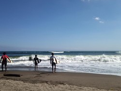 52 Peselancar Unjuk Gigi di Kedungu Beach Festival