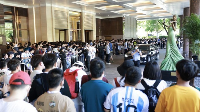 Netizen riuh usai mengetahui Lionel Messi tiba di China bersama bintang timnas Argentina pada Sabtu (10/6) pagi waktu setempat.