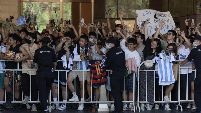 Bintang Argentina Lionel Messi dapat sambutan luar biasa dari ratusan fans yang menunggu di bandara Beijing, Sabtu (10/6).