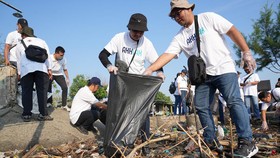 Aksi Bersih di Pantai Tirang, Pelindo Kumpulkan 1,7 Ton Sampah