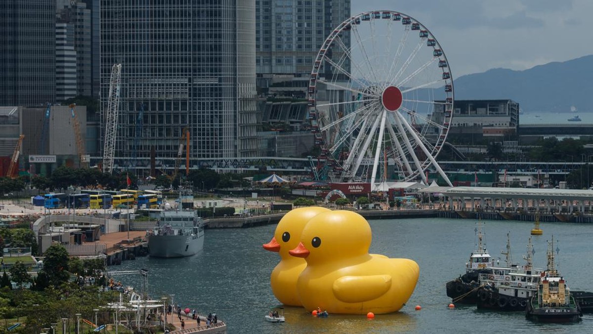 FOTO: Gemas Dua Bebek Raksasa di Pelabuhan Victoria Hong Kong