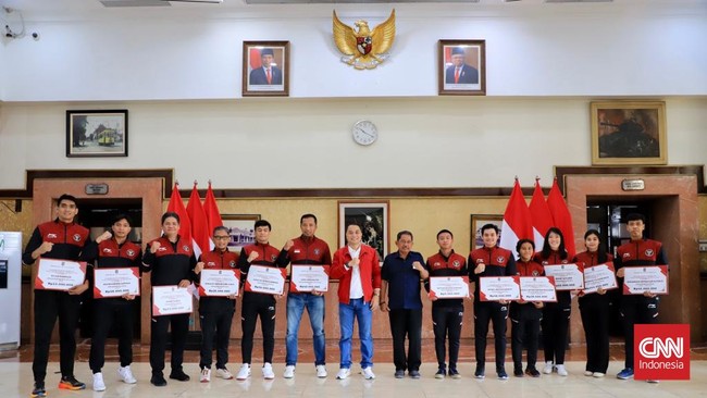 Wali Kota Surabaya Eri Cahyadi beri bonus total Rp1,2 miliar ke peraih medali di SEA Games 2023, termasuk Marselino Ferdinan dan Rizky Ridho.