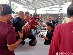 Jelang PSM Makassar Vs Bali United, Suporter Padati Lokasi Penukaran Tiket
