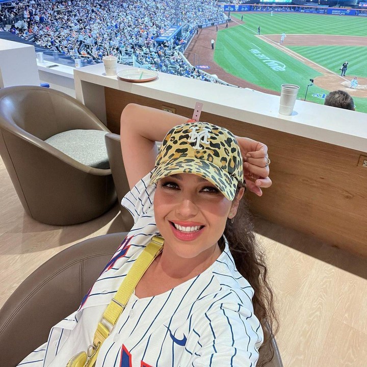 <p>Di kehidupan sehari-hari, Thalia juga telah menjadi Bunda 2 anak. Ia sudah menikah dengan pebisnis di industri rekaman musik bernama Tommy Mottola ​sejak 2002 silam. (Foto: Instagram @thalia)</p>