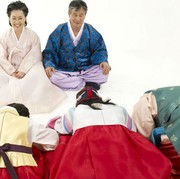 Tunjukkan Rasa Hormat dan Terima Kasih, Ini Jenis Salam 'Membungkuk' yang Menjadi Tradisi Budaya Korea