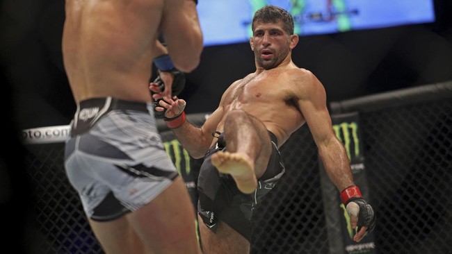 Petarung papan atas kelas ringan UFC, Beneil Dariush kalah KO dalam kurun waktu satu menit saat berduel lawan Arman Tsakuryan di UFC Fight Night.