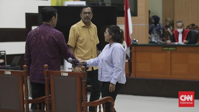 Haris Azhar dan Fatia Maulidiyanti diperiksa sebagai saksi dalam sidang kasus dugaan pencemaran nama baik Luhut Pandjaitan di Pengadilan Negeri Jakarta Timur.