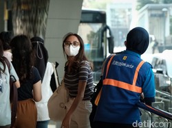 Kasus COVID-19 RI Ikut Naik, Perlu Nggak Sih Wajib Masker Lagi?