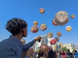 Meriah! Warna-warni Balon Udara Hiasi Langit Purwokerto