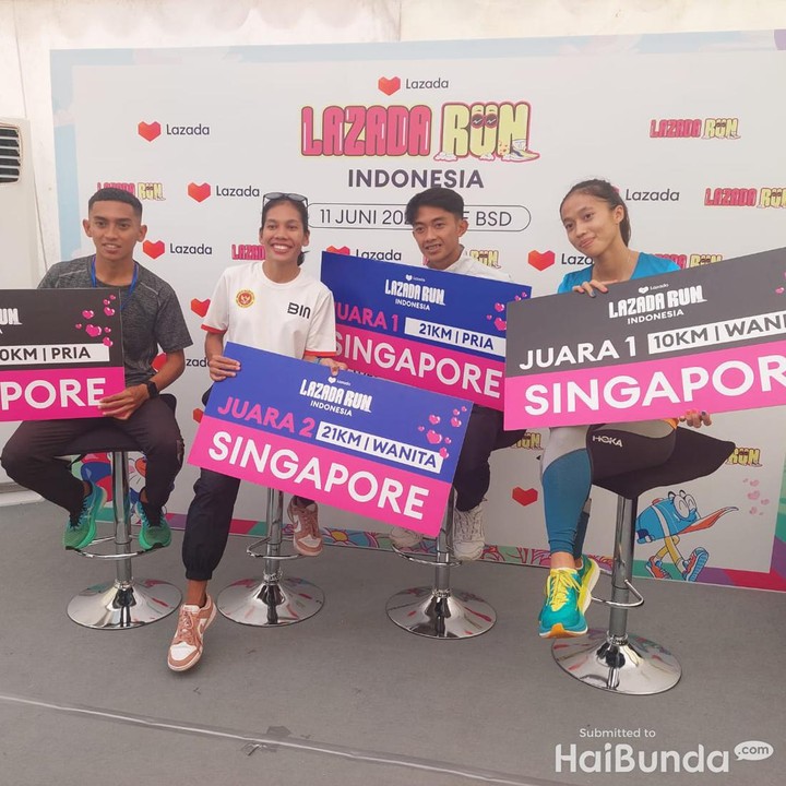<p>Senyum para pemenang Lazada Run 2023 yang akan diberangkatkan ke Singapura di kategori 21k dan 10k. Wah selamat ya para juara. (Foto: Tim HaiBunda/Prita)</p>