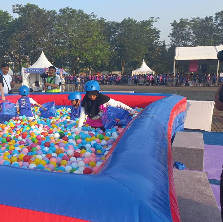 <p>Acara ini juga menyediakan kolam mandi bola untuk menambah keseruan lomba lari yang dihadiri anak-anak. Selain sehat, tentunya makin fun ya. (Foto: Sukma Nur/detikcom)</p>
