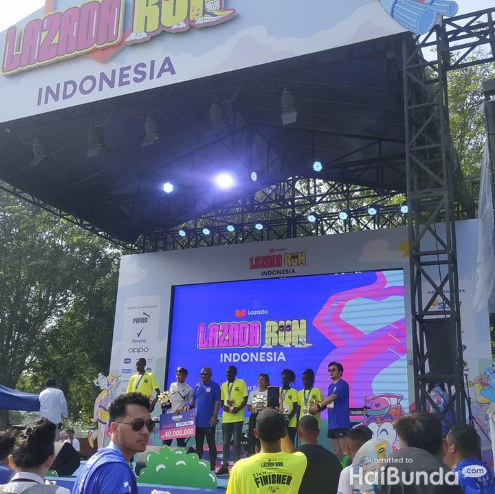 <p>Salah satu yang menarik dari Lazada Run 2023, peserta ada yang datang dari luar negeri lho. Mengutip informasi dari detrikcom, ada peserta yang berasal dari Kenya. (Foto: Tim HaiBunda/Maya Sofia)<br /><br /></p>