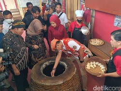 Sandiaga Uno Jajal Bikin Kue Mino di ke Desa Pekunden Banyumas