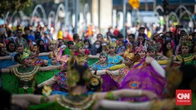 FOTO: Warna-warni Parade Budaya di CFD, Pemanasan Jelang HUT DKI