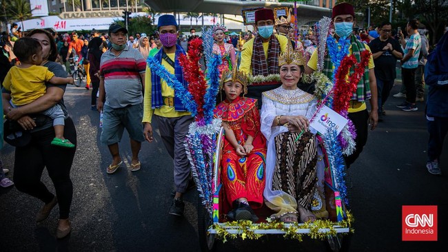 FOTO: Warna-warni Parade Budaya di CFD, Pemanasan Jelang HUT DKI
