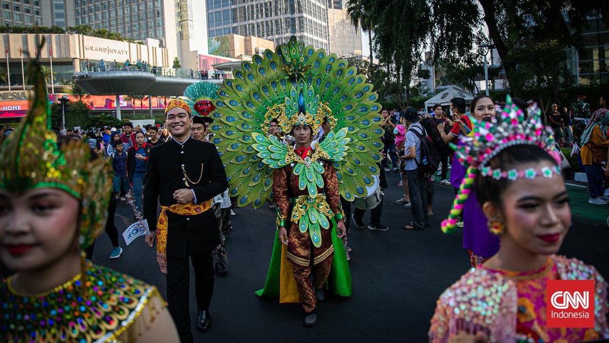 FOTO: Warna-warni Parade Budaya di CFD, Pemanasan Jelang HUT DKI