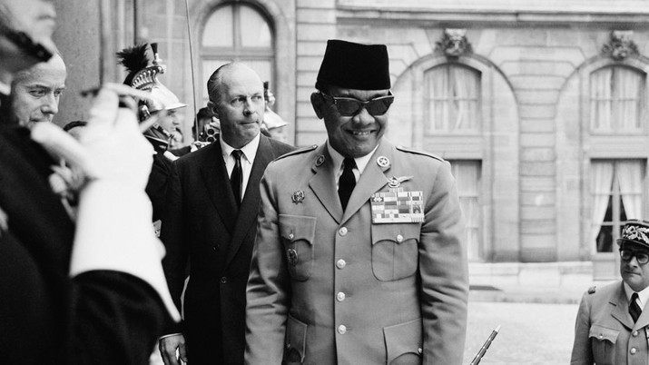 Presiden pertama Indonesia Soekarno saat bertemu Presiden Prancis Jenderal de Gaulle Di Istana Elysée, di Paris, Prancis, pada 21 Juni 1963. (File Foto - Keystone-France/Gamma-Rapho via Getty Images)