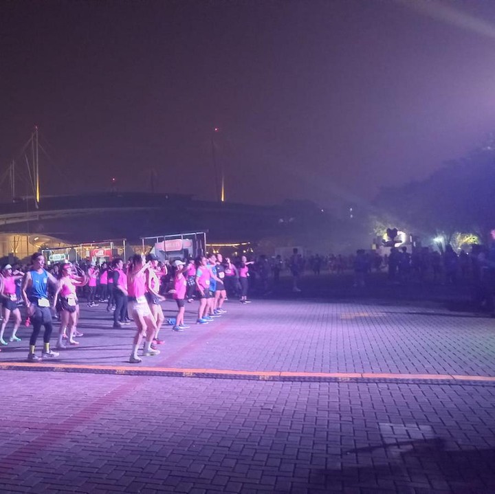 <p>Para peserta Lazada Run 2023 tengah bersiap sejak pagi buta nih, Bunda. Untuk kategori 21k dan 10k, memang dijadwalkan lebih awal dibanding peserta dengan kategori 5k. (Foto: Sukma Nur/detikcom)</p>