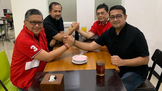 Beberapa pembicaraan Sekjen Demokrat dan Sekjen PDIP di Blok M adalah soal rencana pertemuan AHY-Puan, dan wacana kemungkinan kerja sama.