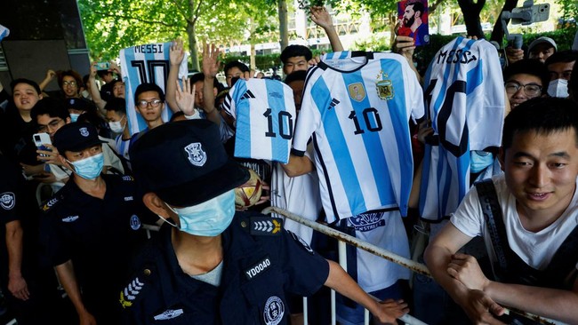 Para suporter mendatangi hotel tempat Timnas Argentina menginap di Beijing, China, sehingga disebut membuat para pemain tak nyaman.