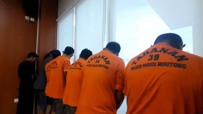 Sebanyak 11 pria dari mulai kades hingga oknum Brimob telah ditangkap dan jadi tersangka karena memerkosa anak perempuan 15 tahun di Parigi Moutong Sulteng.