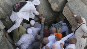 FOTO: Gua Hira dan Cerita Antrean Panjang di Tubir Gunung