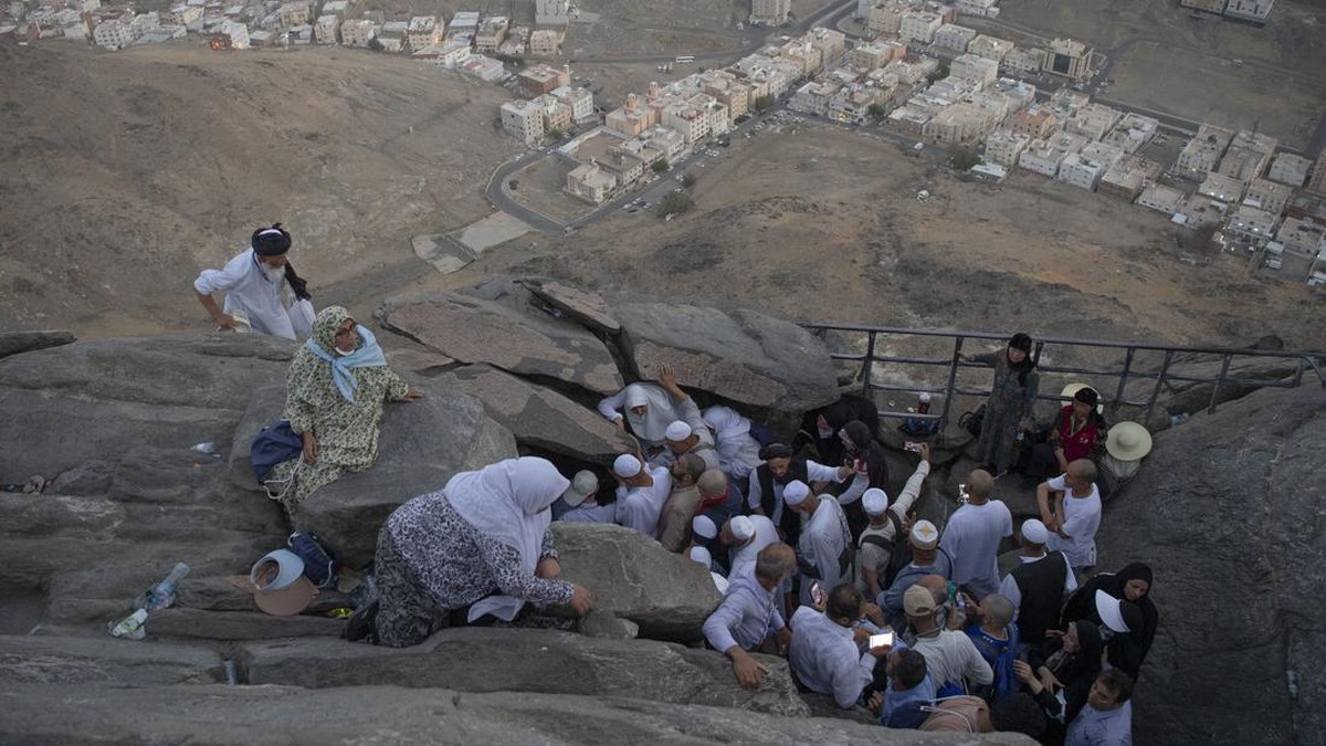 FOTO: Gua Hira dan Cerita Antrean Panjang di Tubir Gunung